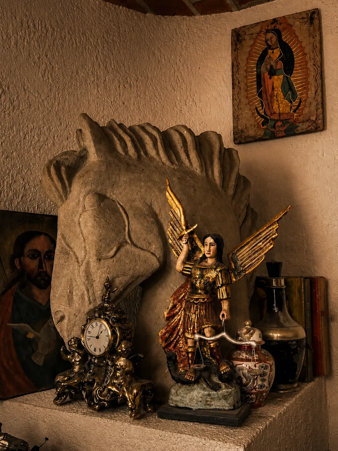 Rincón con escultura, imaginería religiosa y reloj antiguo