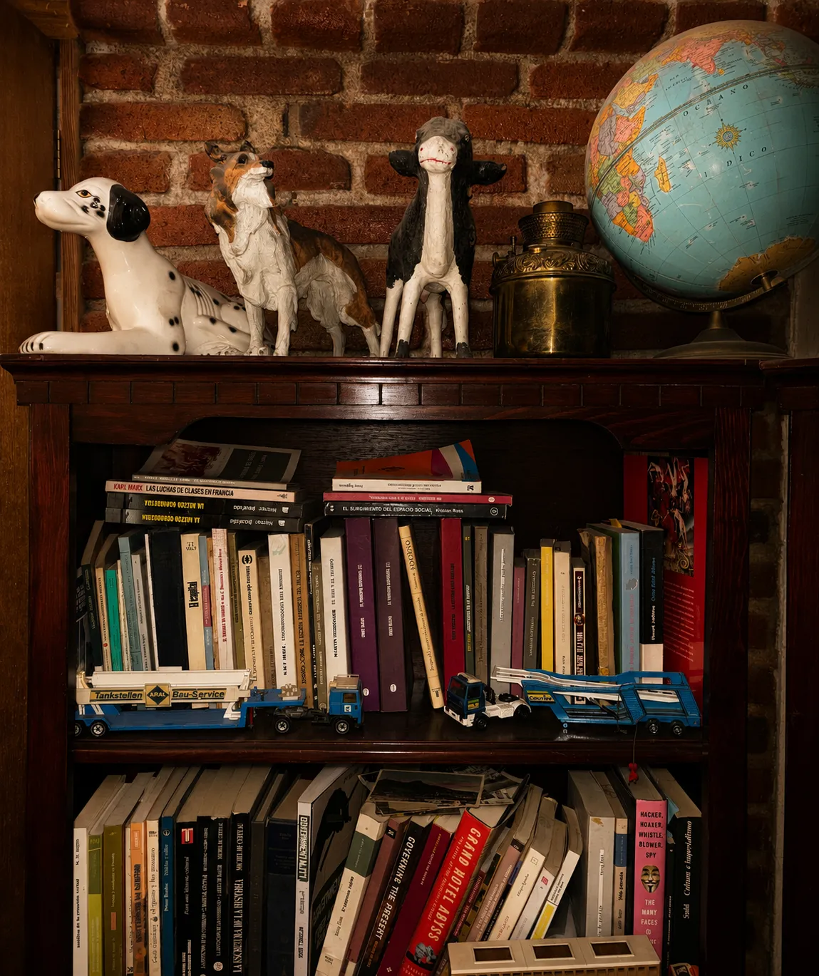 Librero con figuras de perros, globo terráqueo y libros